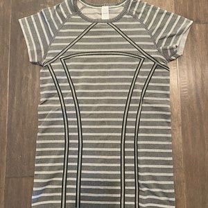 Ivivva short sleeve swift tee.